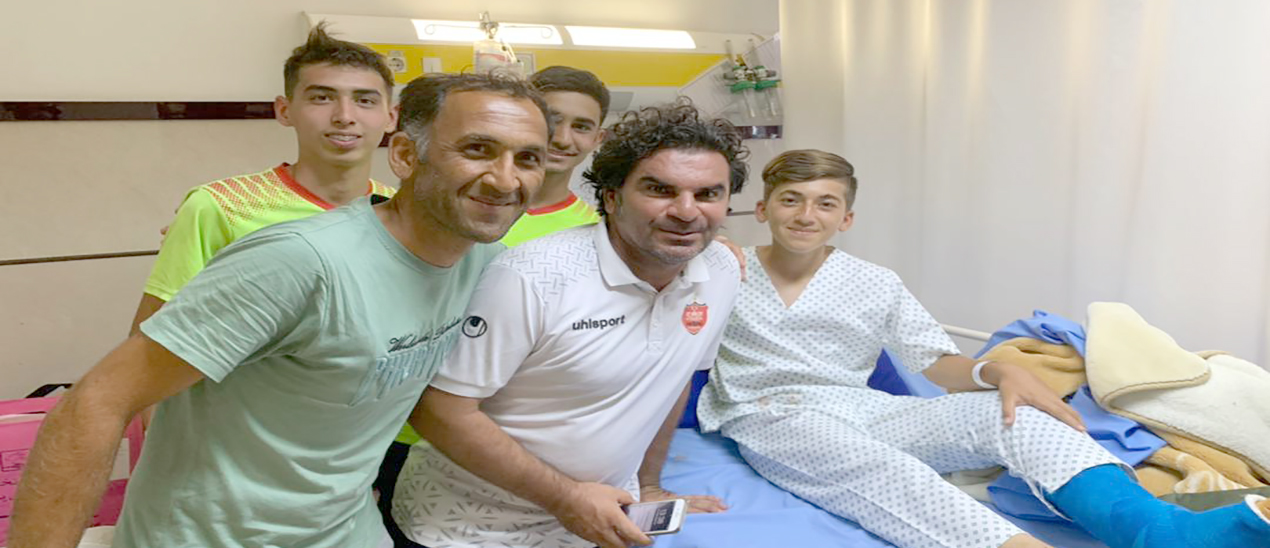 عیادت سرمربی و اعضای تیم نونهالان از بازیکن پرسپولیس